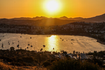 Magia zachodu słońca nad wzgórzem wiatraków – Panoramiczny widok Bodrum © Malgorzata