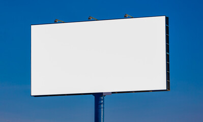 Obraz premium white billboard along the highway on a winter snow day. Background for design and advertising. 