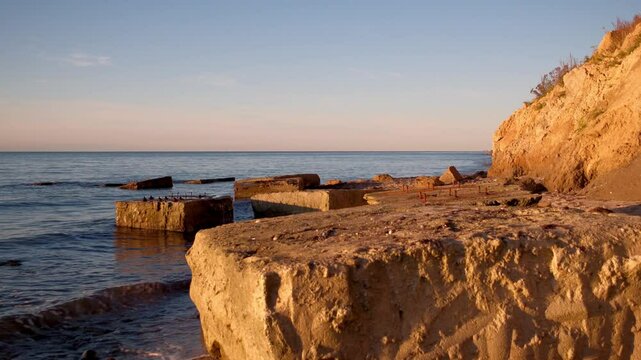 Reste ehemaliger Bunker  aus dem 2. Weltkrieg am Ufer der Ostsee bei Ahrenshoop