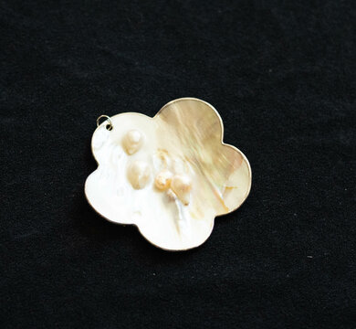 Flower shape pendant made out of mother of pearl, pearl shell