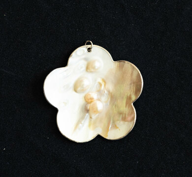 Flower shape pendant made out of mother of pearl, pearl shell