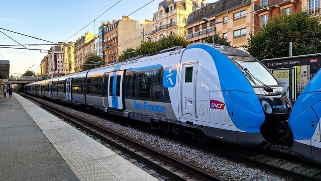 Un train &Icirc;le-de-France mobilit&eacute;s &agrave; quai	