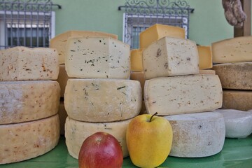 Formaggio in forme e mele del trentino