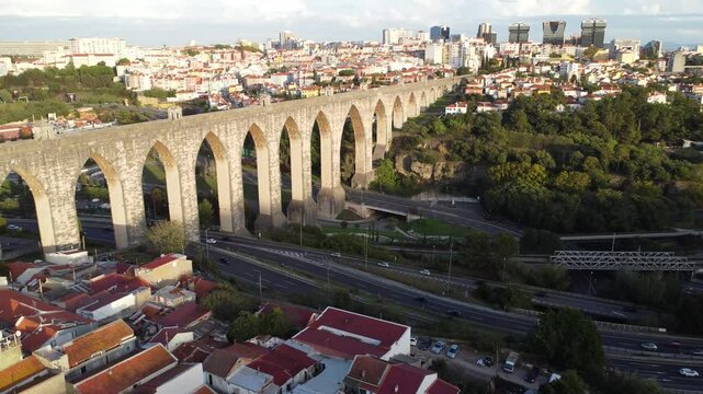 O Aqueduto das &Aacute;guas Livres &eacute; uma impressionante obra de engenharia do s&eacute;culo XVIII, situada em Lisboa, que foi constru&iacute;da para trazer &aacute;gua pot&aacute;vel &agrave;s zonas urbanas. Inaugurado em 1748.
