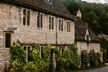 Steinhäuser in Castle Comb, einem Ortsteil von Chippenham in den Cotswolds, Wiltshire, England