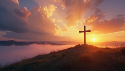 Kreuz im Sonnenuntergang über einer nebligen Landschaft