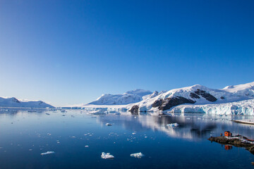 Fototapeta premium Brown base in Antarctica