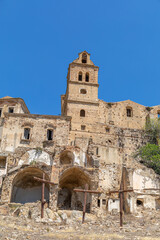 Maisons abandonnées sous l'église Madre San Nicola, de la ville fantôme de Craco, Italie