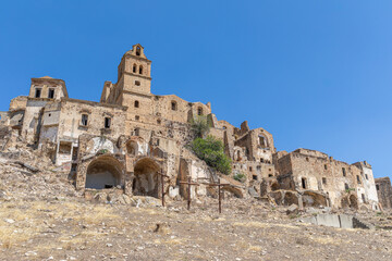 Maisons abandonnées sous l'église Madre San Nicola, de la ville fantôme de Craco, Italie