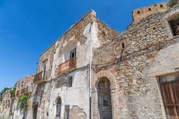 Fototapeta premium Maisons abandonnées de la ville fantôme de Craco, Italie