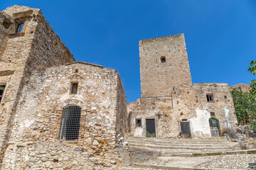 Tour du château et maisons abandonnées de la ville fantôme de Craco, Italie