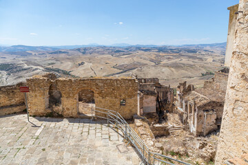 Vue sur les ravins d'argile depuis le parvis de l'église Madre San Nicola, ville fantôme de Craco, Italie