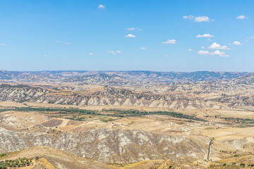 Vue sur les ravins d'argile depuis la tour du château de la ville fantôme de Craco, Italie