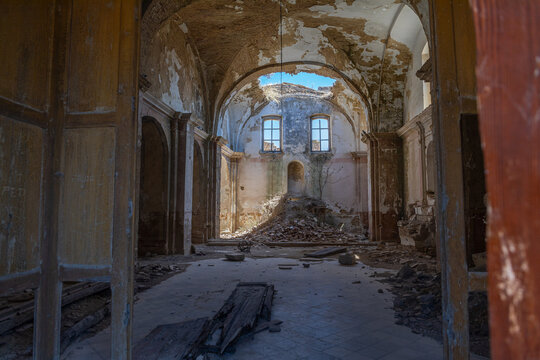 &Eacute;glise Madre San Nicola, ville fant&ocirc;me de Craco, Italie