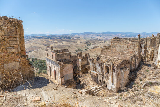 Vue sur les ravins d'argile depuis le parvis de l'&eacute;glise Madre San Nicola, ville fant&ocirc;me de Craco, Italie