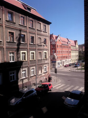 Wałbrzych - stare miasto, widok na kamienice górnicze. Stare domy miejskie, które kiedyś służyły jako domy górników, obecnie przechodzą renowację. © Grzegorz