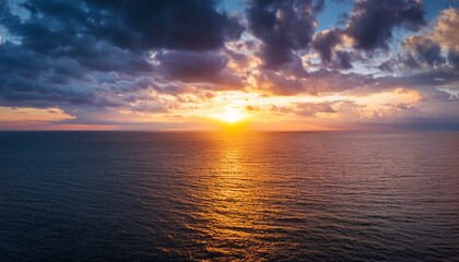 Obraz premium dramatic sunset and cloudy sky sea calm sea with cloudy sky through the clouds over sunset ocean and cloudy sky background tranquil seascape horizon over the sunset sea water calm cloudy sky