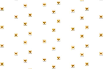 ハートマーク入りの四角い小さな木製プレートが並ぶパターン素材