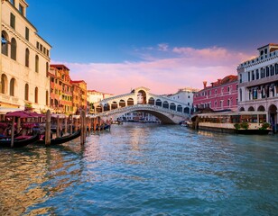 Obraz premium picturesque morning cityscape of venice with famous canal grande and colorful view of rialto bridge