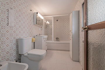 In small bathrooms, the distribution of elements can be a challenge