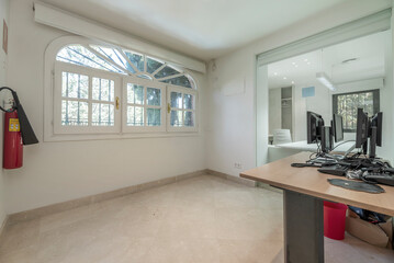 Choosing the right furniture for an office is essential, as it directly influences the productivity, comfort and professional image of a company or individual