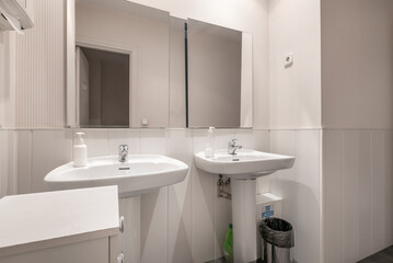 Conventional toilets, also known as traditional bathrooms, are those that conform to the most common design and functionality standards in the construction and decoration of homes