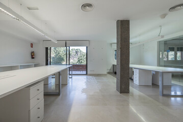 It is important to choose ergonomic chairs that fit each person's posture and allow them to maintain a good body position during the work day.