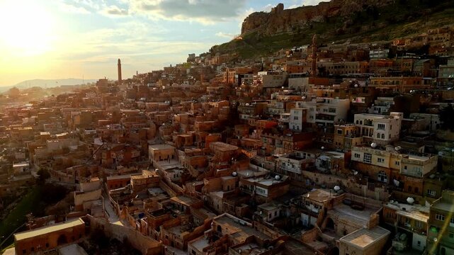 Sunset video of Mardin captures its historic stone houses and landmarks,including the Ulu Mosque&rsquo;s minaret.The warm light enhances the city's cultural richness and highlights its architectural beauty.