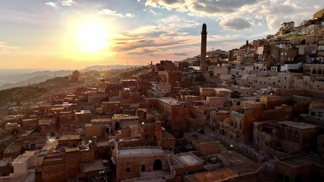 Sunset video of Mardin captures its historic stone houses and landmarks,including the Ulu Mosque&rsquo;s minaret.The warm light enhances the city's cultural richness and highlights its architectural beauty.