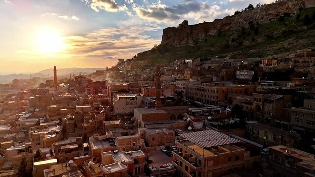 Sunset video of Mardin captures its historic stone houses and landmarks,including the Ulu Mosque&rsquo;s minaret.The warm light enhances the city's cultural richness and highlights its architectural beauty.