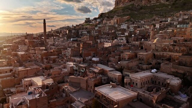 Sunset video of Mardin captures its historic stone houses and landmarks,including the Ulu Mosque&rsquo;s minaret.The warm light enhances the city's cultural richness and highlights its architectural beauty.