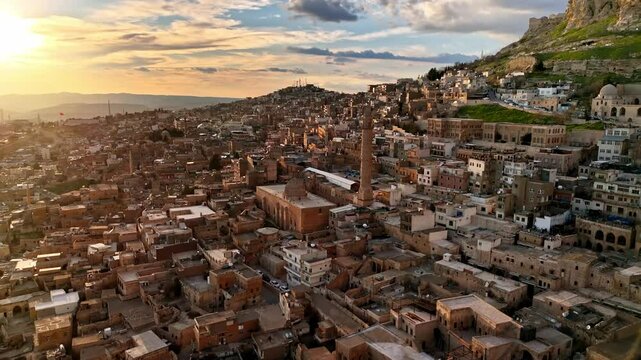Sunset video of Mardin captures its historic stone houses and landmarks,including the Ulu Mosque&rsquo;s minaret.The warm light enhances the city's cultural richness and highlights its architectural beauty.