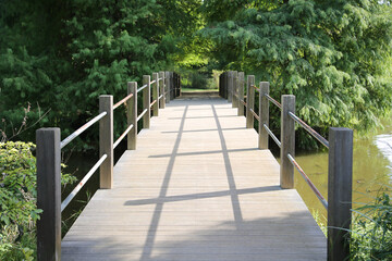 小川に掛かる木造の橋