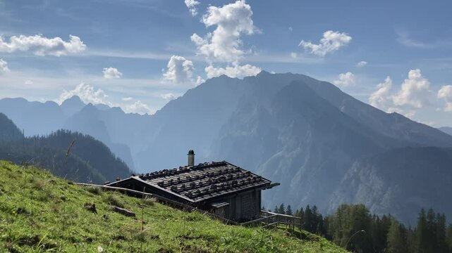 Almh&uuml;tte der Priesbergalm mit der Watzmann Ostwand im Sommer