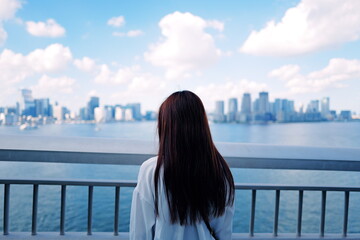 都市を見つめる女性