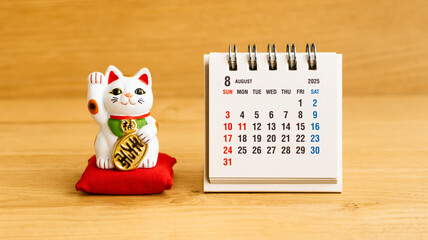 2025年8月日本のカレンダーと招き猫　開運日カレンダーのイメージ写真