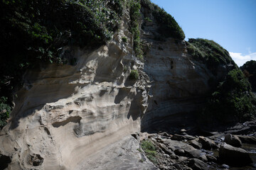 海のそばの岩肌