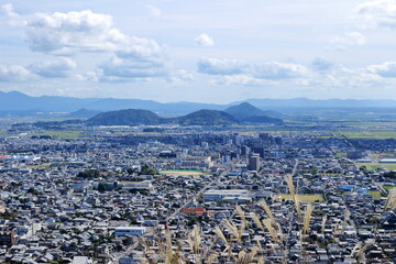 近江八幡山城の出丸跡のすすき越しに見る近江八幡市の風景