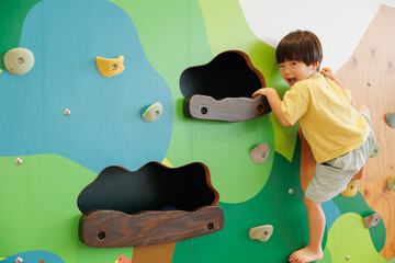 ボルタリングで遊ぶ男の子