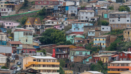 Fototapeta premium Casas antiguas en un cerro de Valparaíso, Chile, con arquitectura colorida y típica. Vista pintoresca de la ciudad portuaria y su entorno