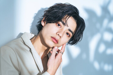 男性、日本人、美容、スキンケア、エステ、メンズ、サロン、ジェンダーレスメイク、コスメ、化粧品、爽やか、ジェンダー、男性用化粧品、メンズコスメ、ナチュラル、メイク、メーキャップ、美容院、サロンモデル、ポートレート、ヘアカタログ、中性的、ユニセックス、Z世代、20代、若い、イケメン、かっこいい、ハンサム、クール、キュート、色気、セクシー、アイドル、宣材写真、ファッション、アパレル、アイメイク、アイシャ