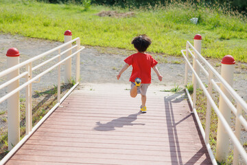 公園の遊具で遊ぶ子供