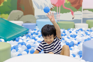 Obraz premium ボールプールで遊ぶ子供