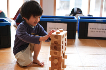 木のブロックで遊ぶ男の子