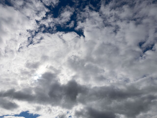 Obraz premium Vibrant clouds against a deep blue sky create a stunning natural backdrop. This crisp, high-resolution image captures the fluffy white clouds floating gracefully, perfect for backgrounds, nature-theme