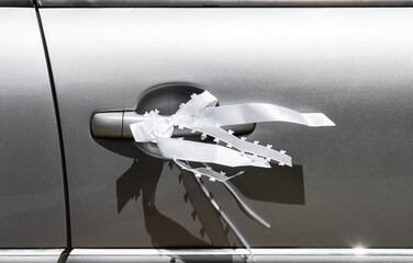 Hochzeitsschleife an einer Autotür