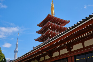 浅草寺の五重塔と東京スカイツリー