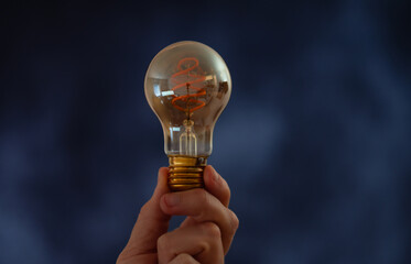 Hand mit LED-Glühlampe