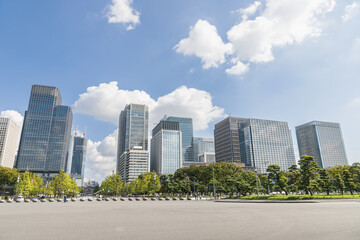 皇居前広場から見たお濠端のビル群と東京駅
