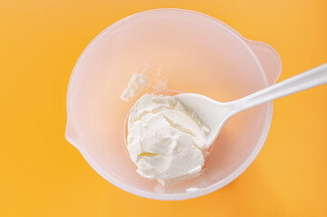 ボウルに入れるギリシャヨーグルト